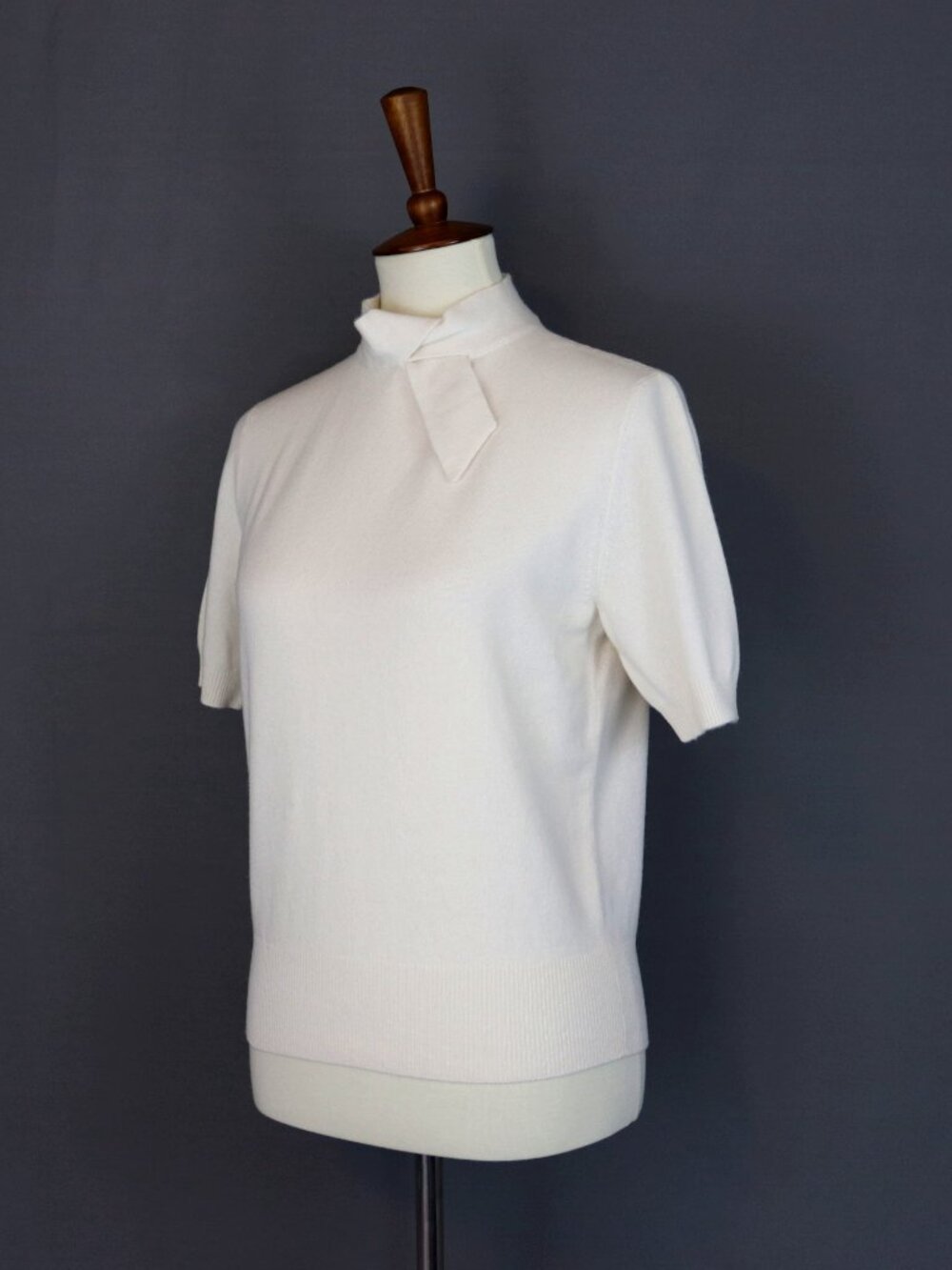 Akris Ecru Cashmere Knot Knit Sweater Neck Bow Tie Short Sleeve Zip Back